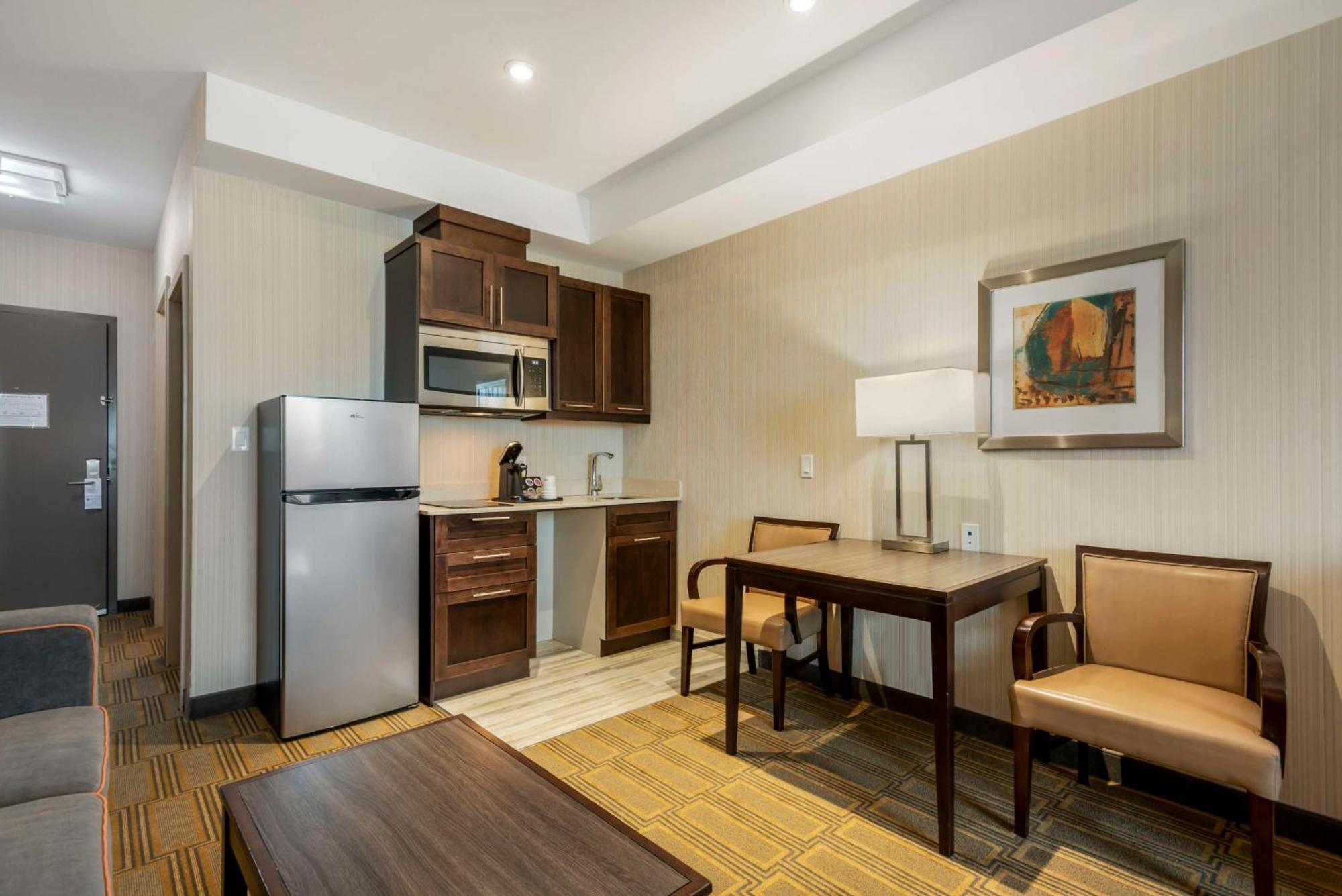 Best Western Plus Chateau Fort St. John Εξωτερικό φωτογραφία